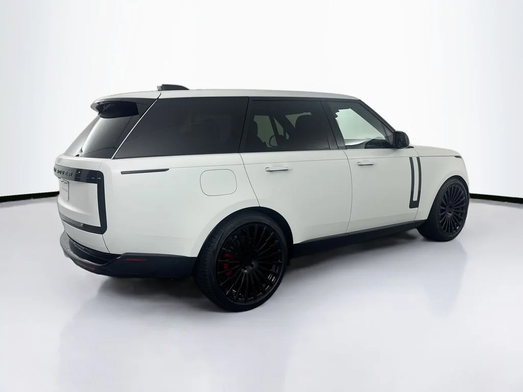 New 2026 Fuji White Land Rover SE image 5