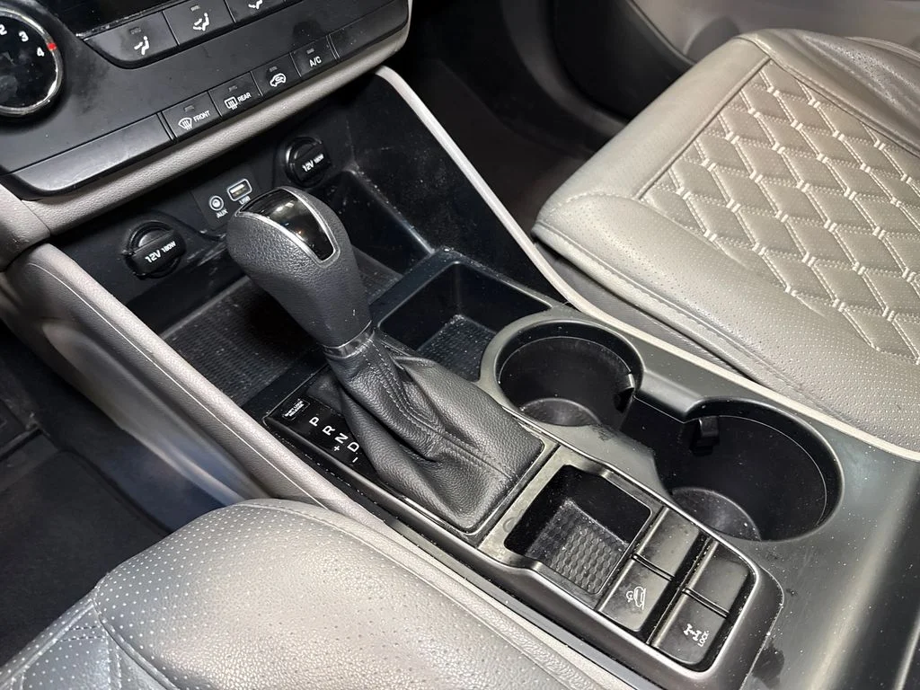 Used 2018 White Hyundai SE image 17