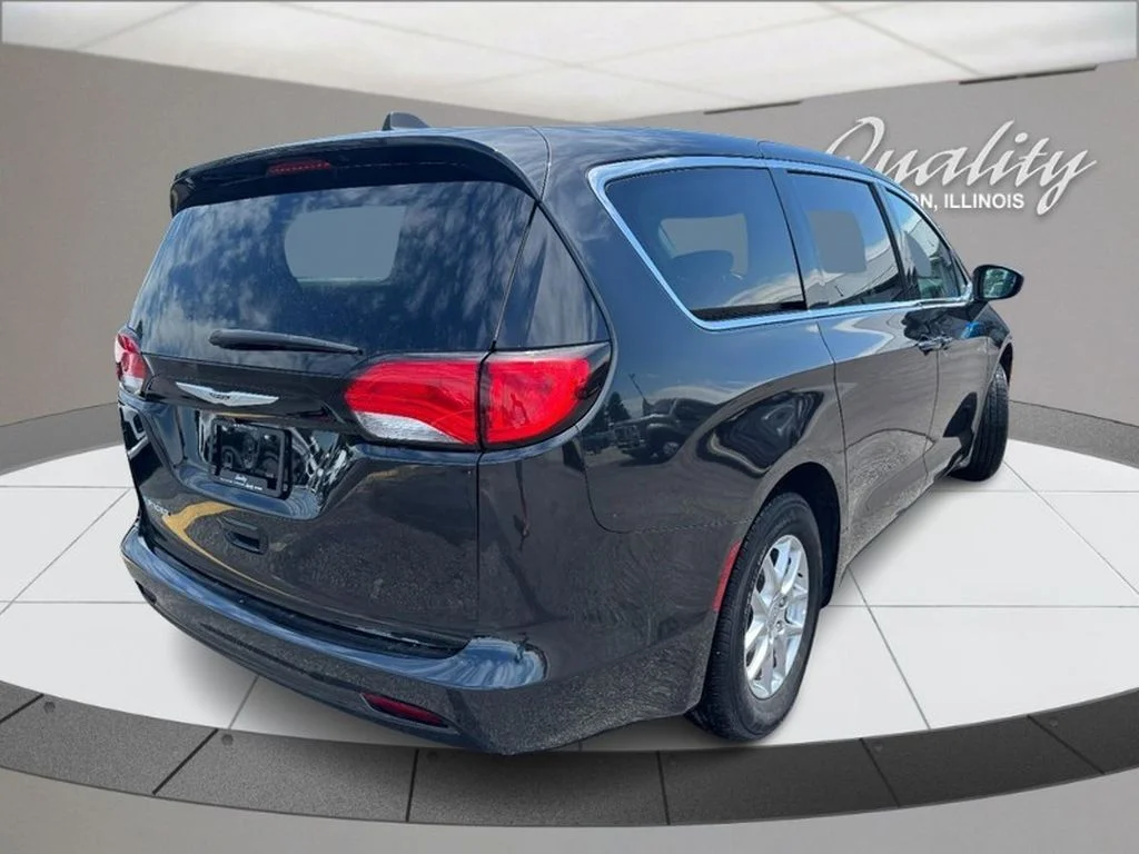 Used 2023  Chrysler LX image 4