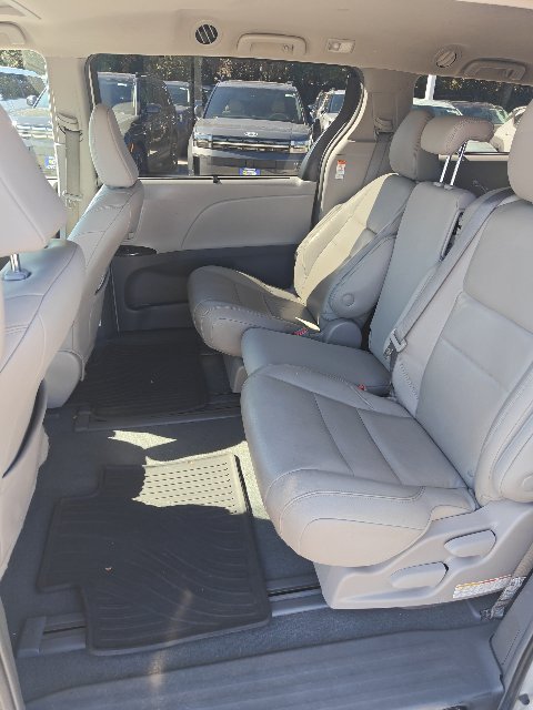 2019 Toyota Sienna XLE - Photo 18