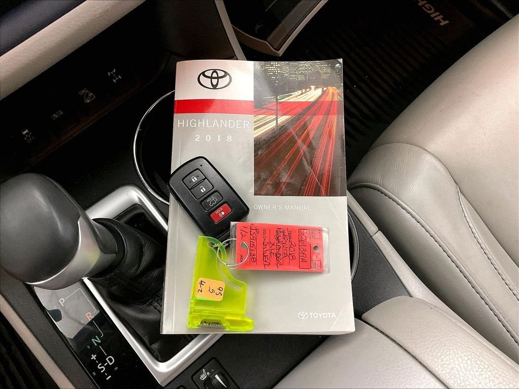 Used 2018 Silver Toyota XLE image 15