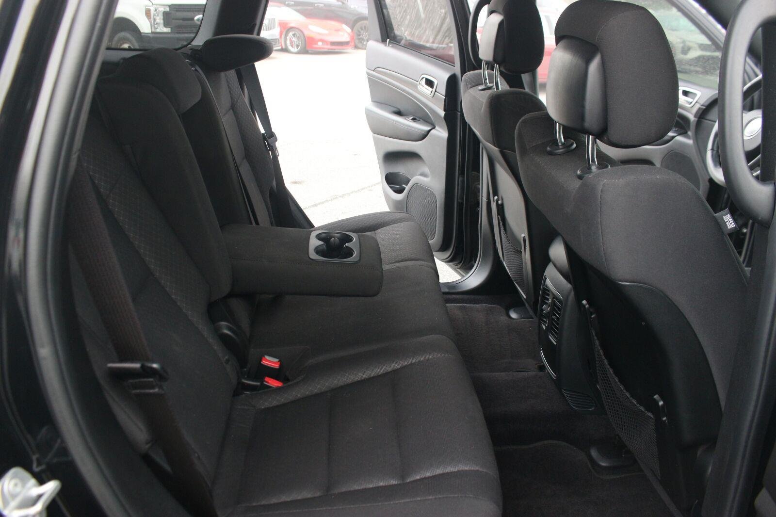 Used 2018  Jeep Laredo E image 29