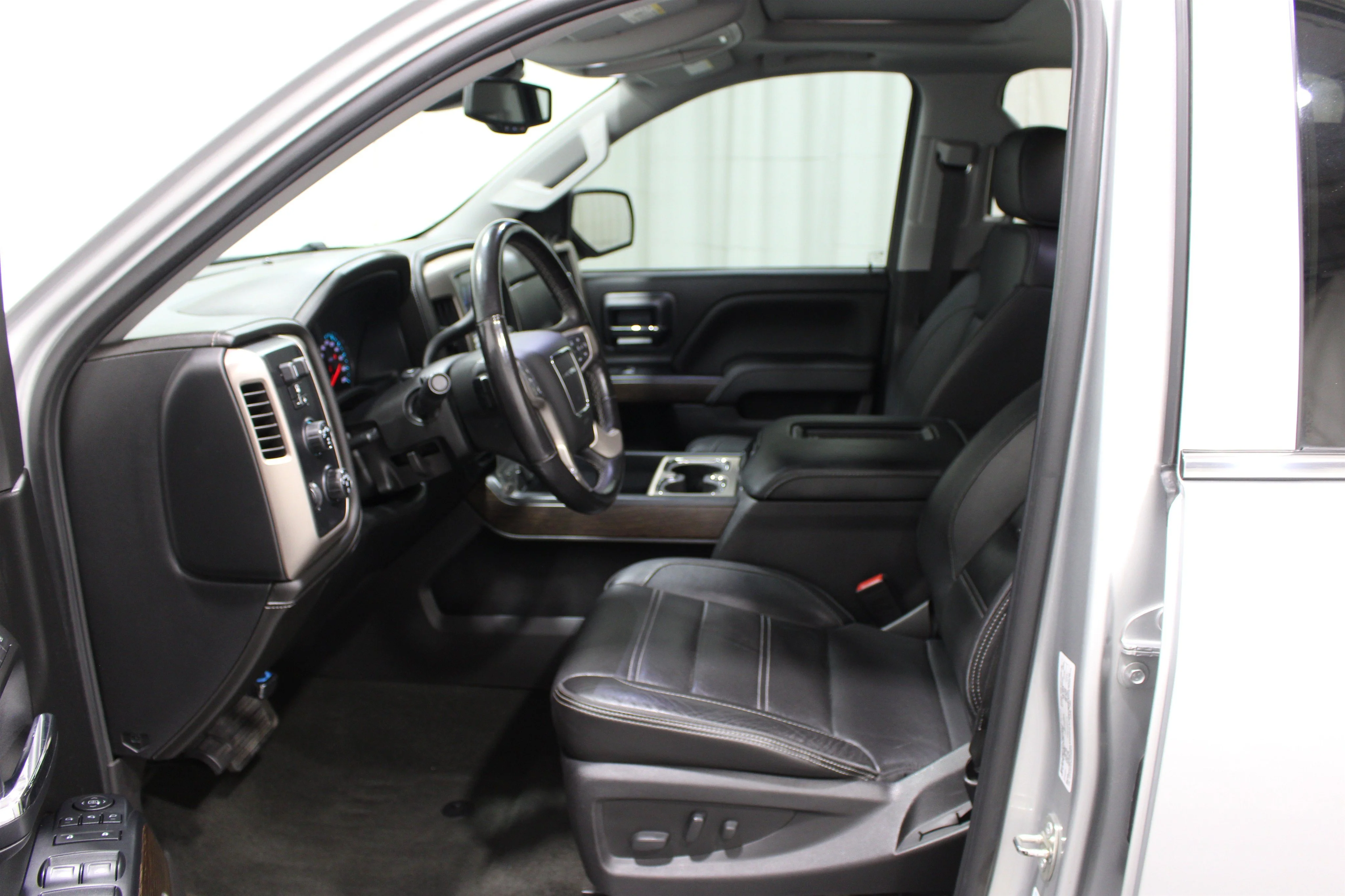 Used 2018 Quicksilver Metallic GMC Denali image 3