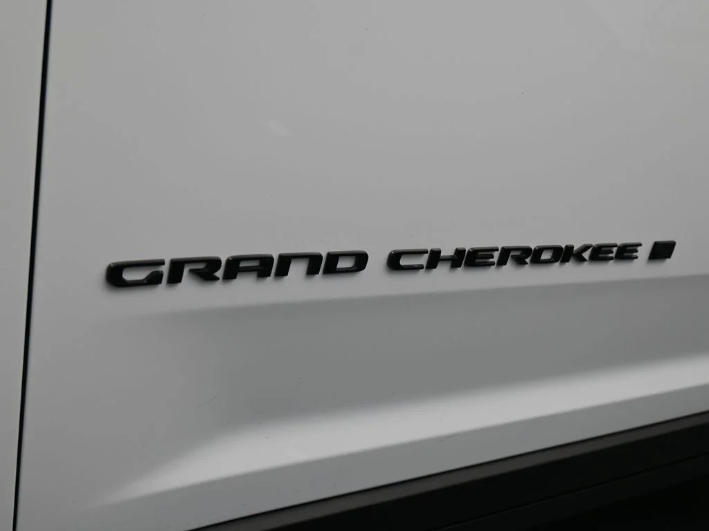 New 2026 Bright White Clear-Coat Exterior Paint Jeep Laredo image 25