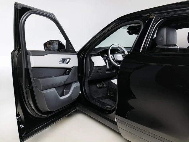New 2026 Santorini Black Land Rover Dynamic SE image 23