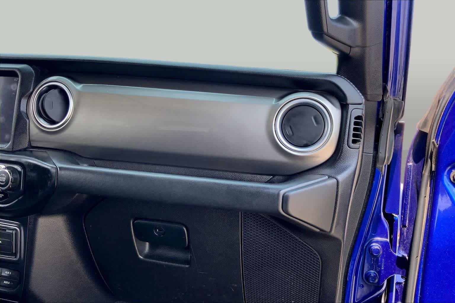 Used 2018 Ocean Blue Metallic Clearcoat Jeep Sahara image 18