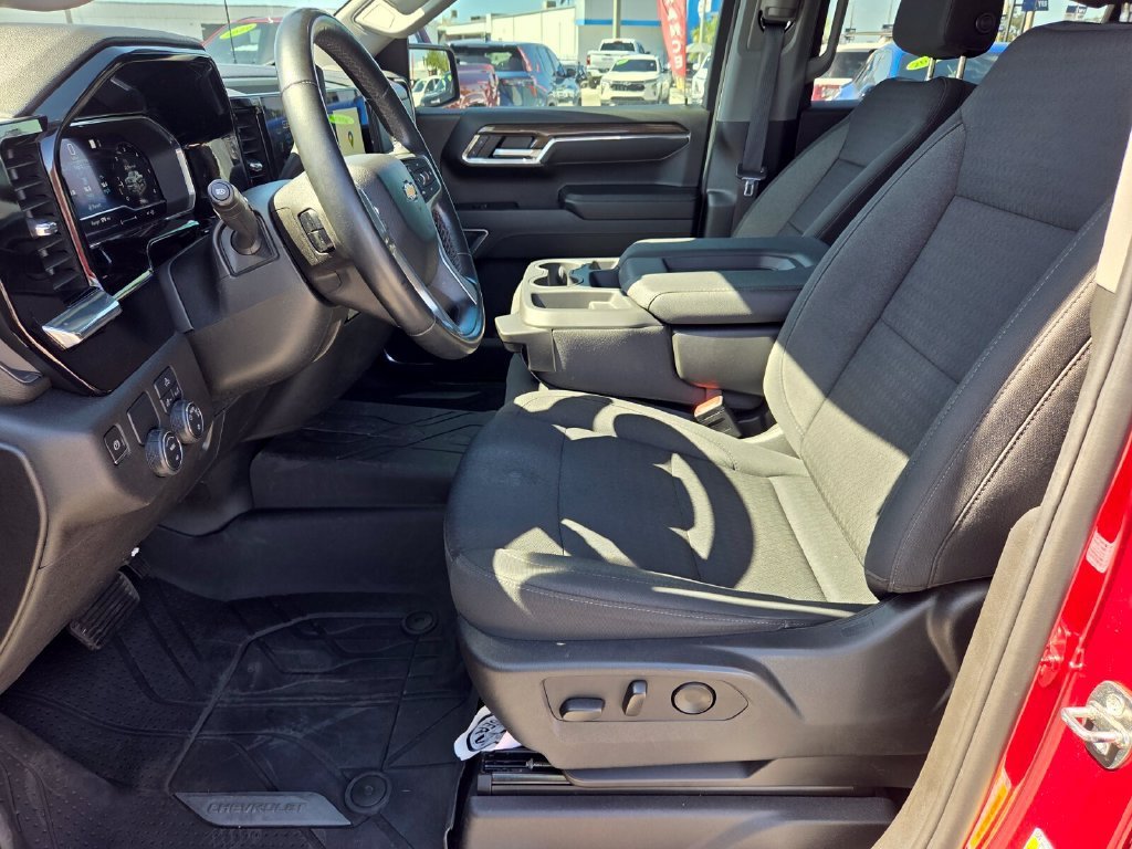 Used 2023 RADIANT RED TINTCOAT Chevrolet LT image 5