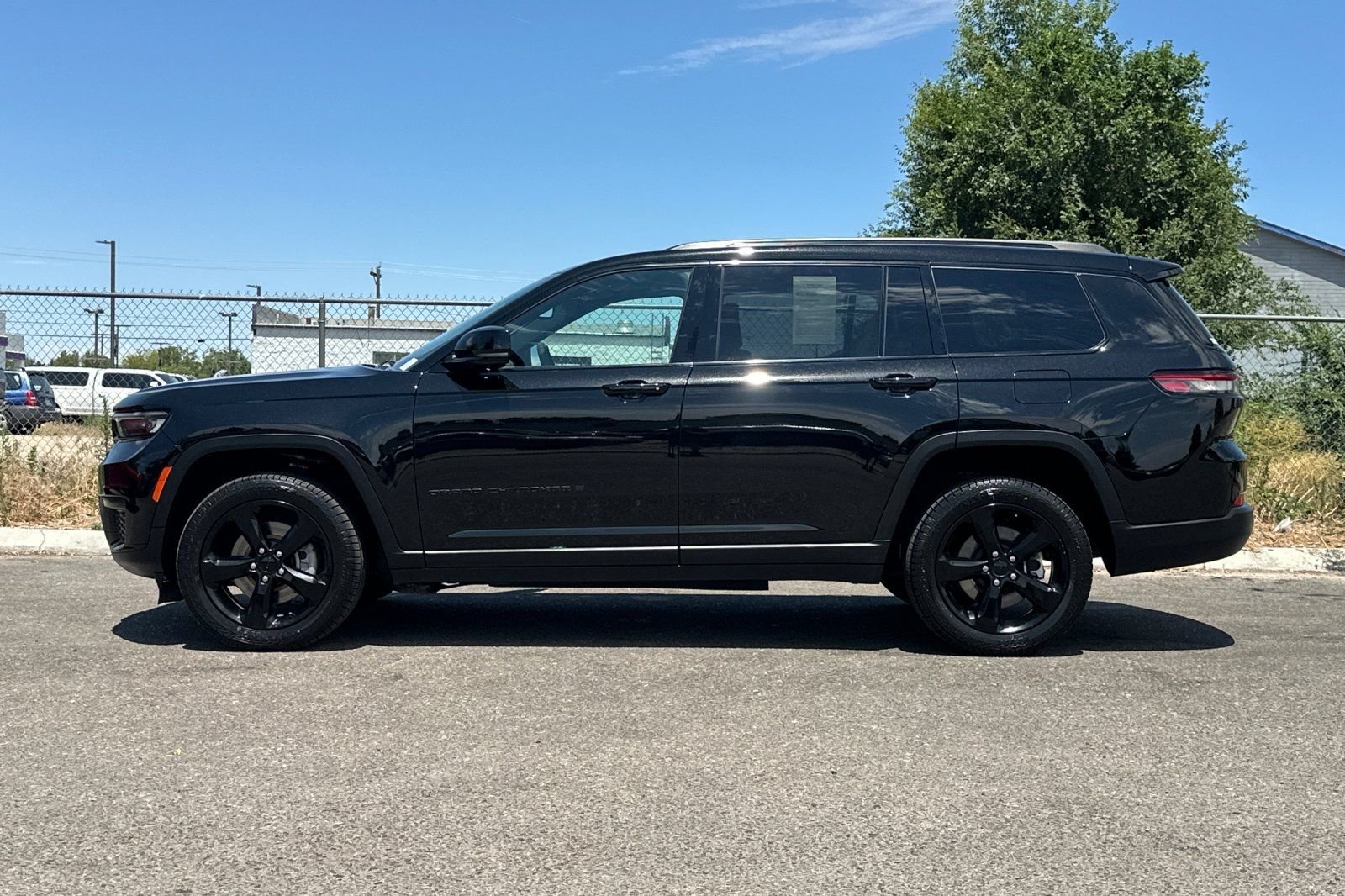 Used 2023 Black Jeep Altitude image 7