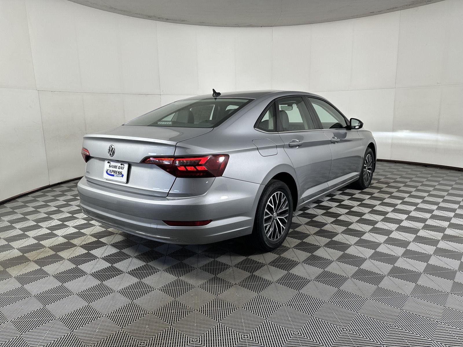 Used 2021 Platinum Gray Metallic Volkswagen SE image 29