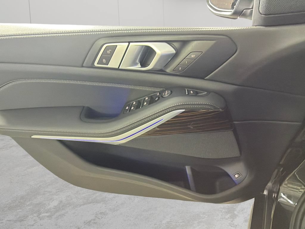 Used 2025 Black BMW xDrive50e image 26