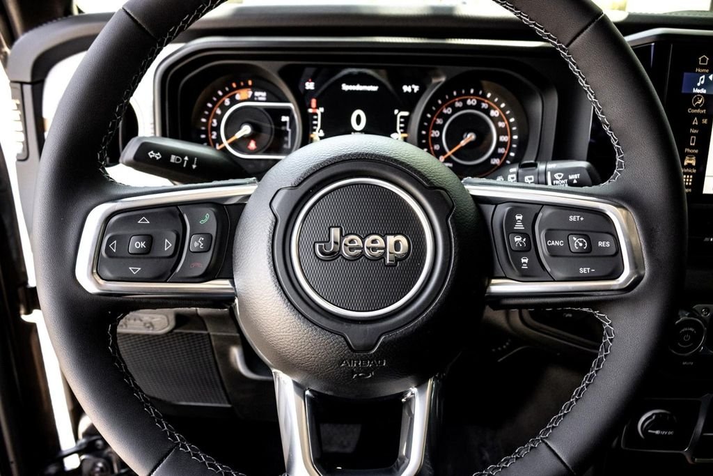 New 2025 Granite Crystal Metallic Clear-Coat Exterior Paint Jeep Sahara image 12