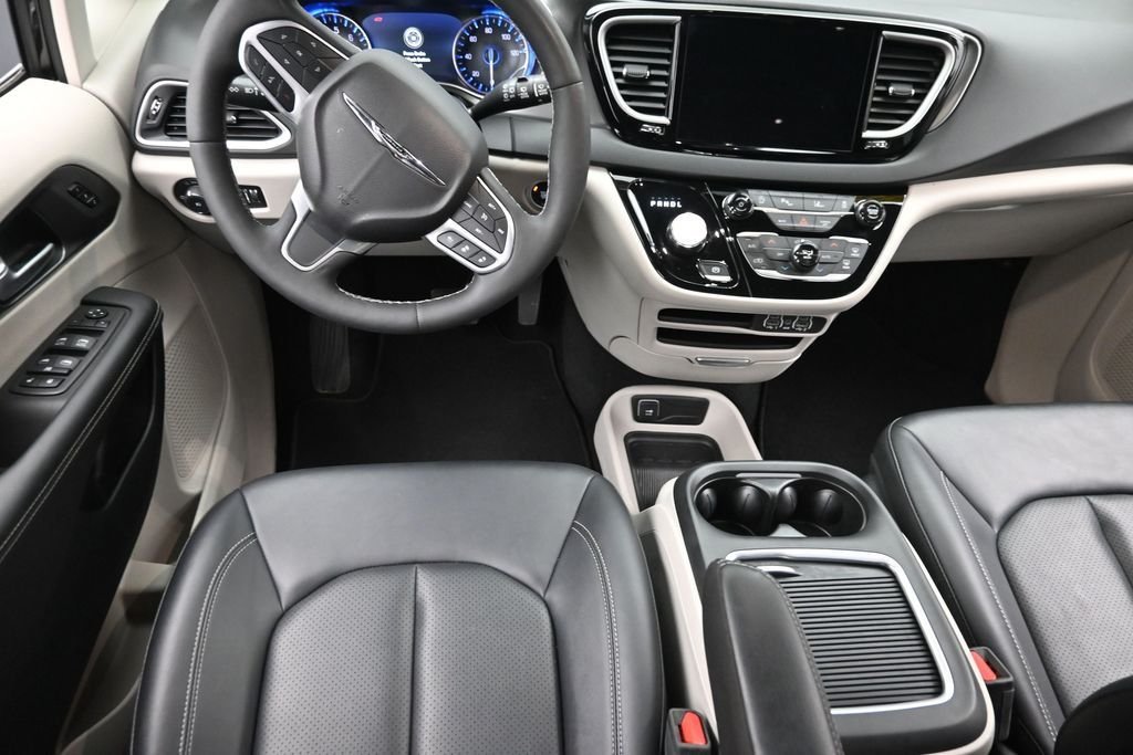 Used 2024 Black Chrysler Touring L image 16