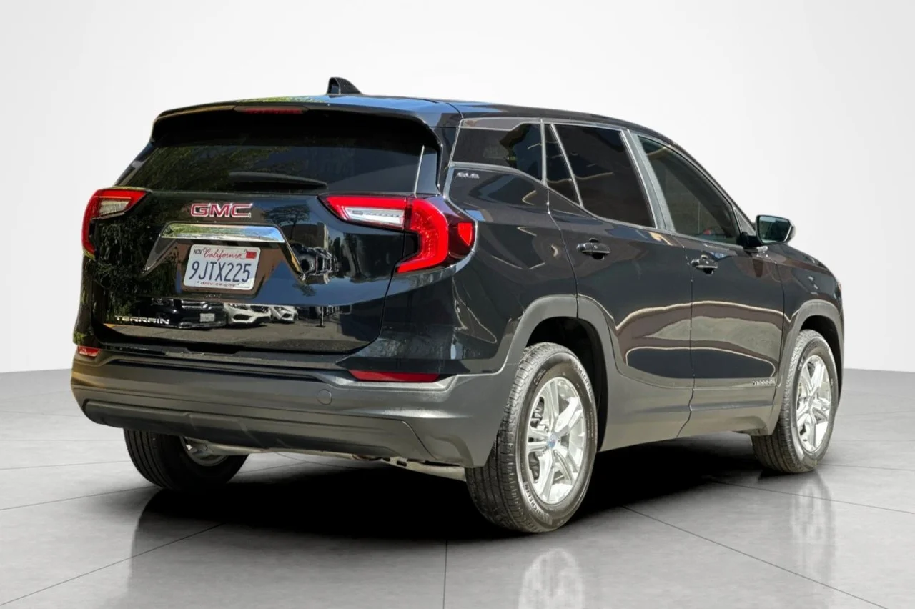 Used 2024 BLACK GMC SLE image 5