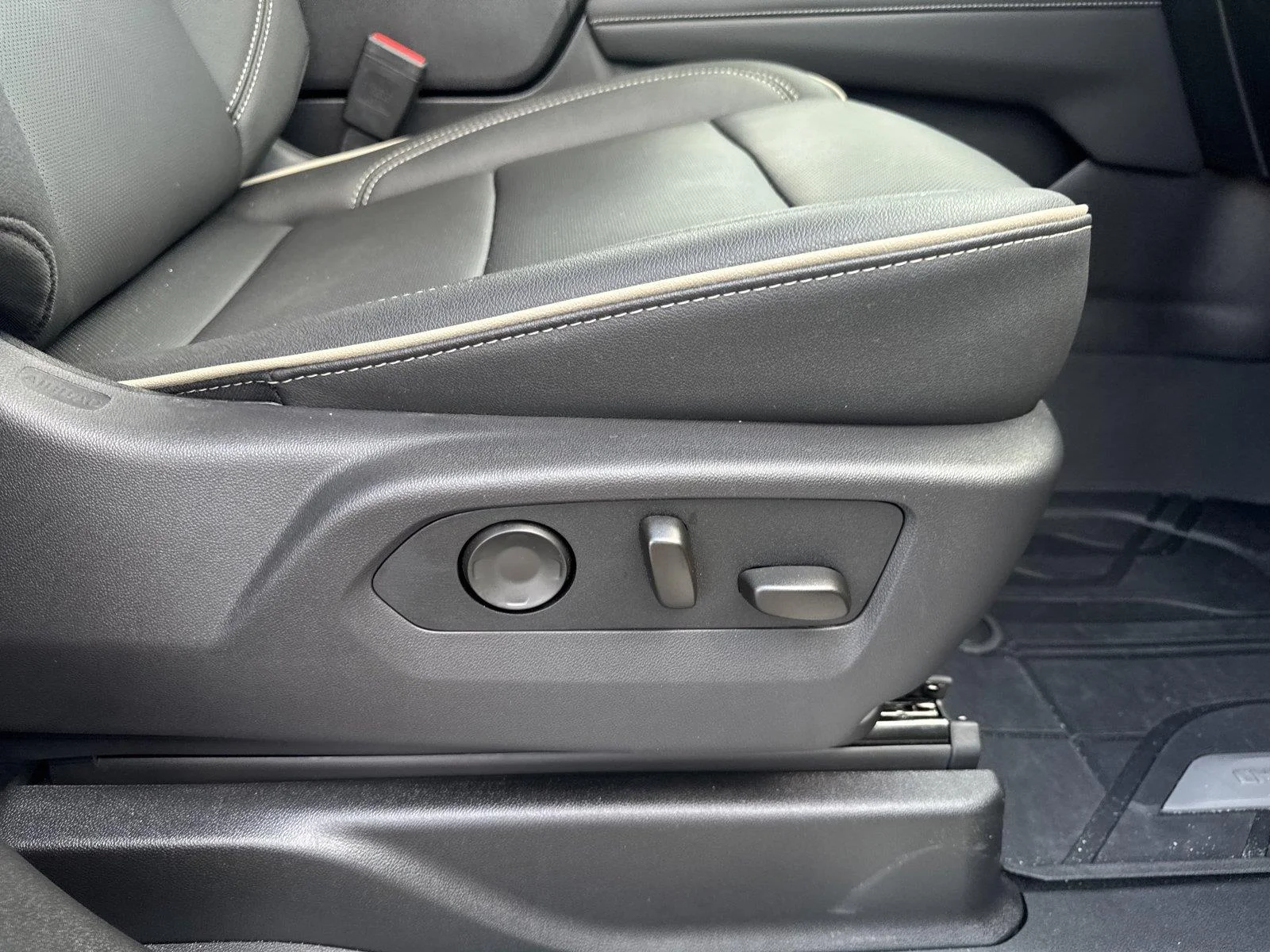 Used 2026 Polar White Tricoat Chevrolet Premier image 38