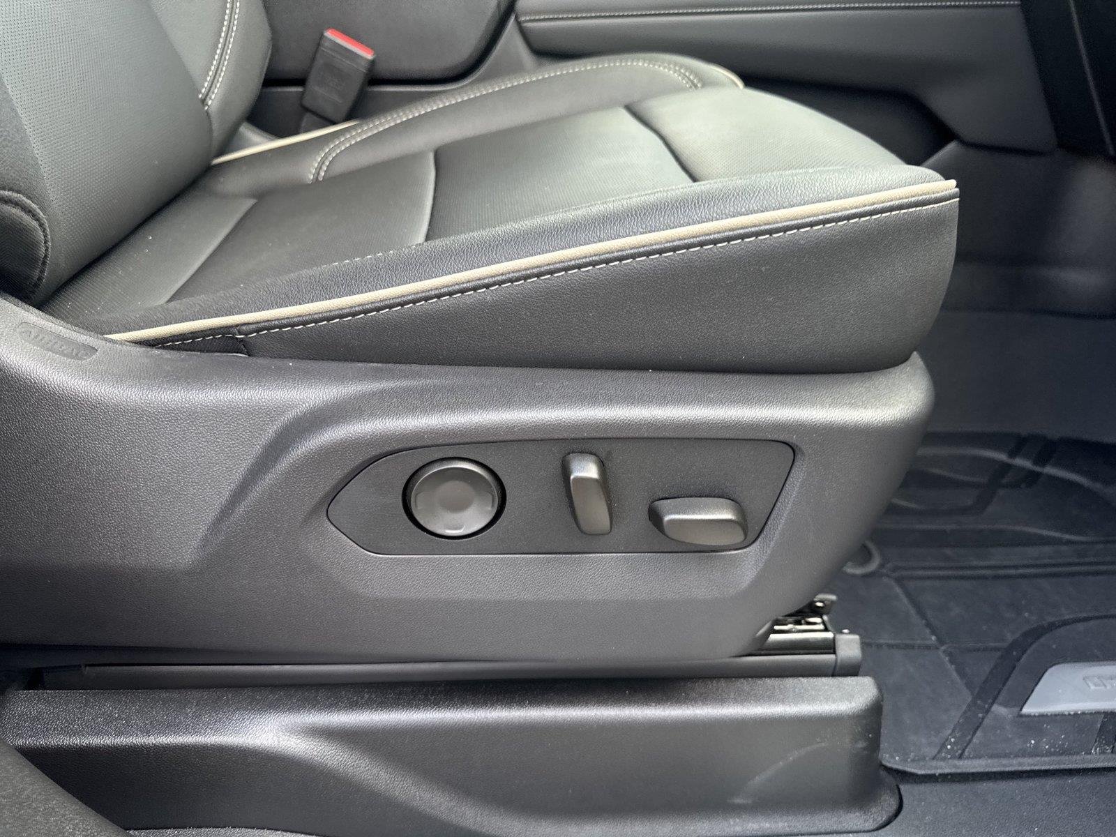 Used 2026 Polar White Tricoat Chevrolet Premier image 38