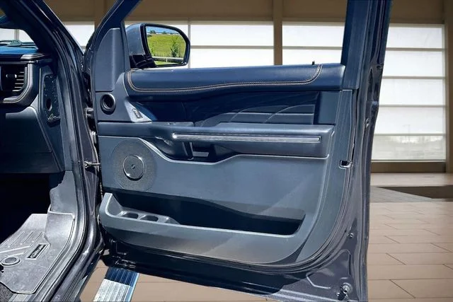 Used 2022  Ford Platinum image 24