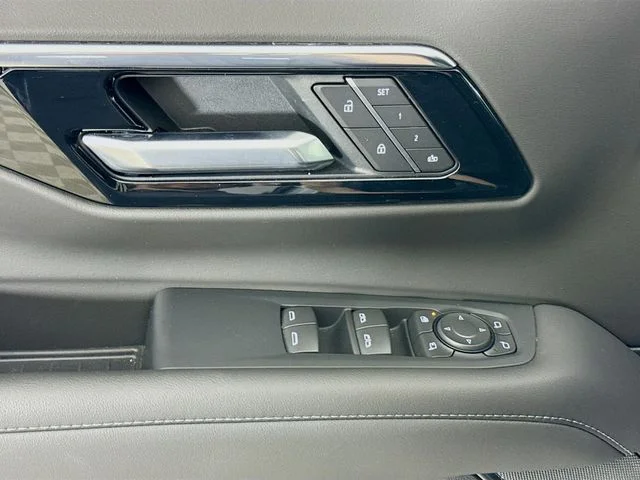 Used 2025 Gray Chevrolet Z71 image 18