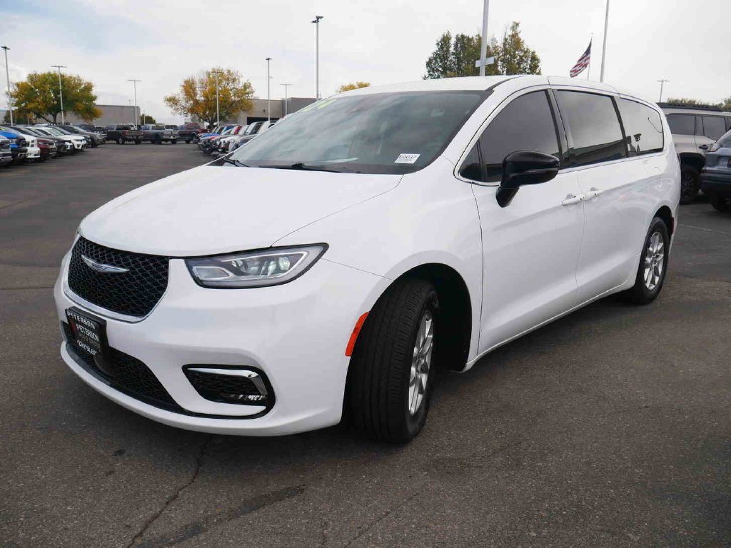 Used 2024 White Chrysler Touring L image 4
