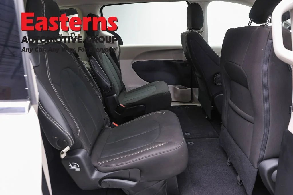 Used 2022 White Chrysler LX image 23