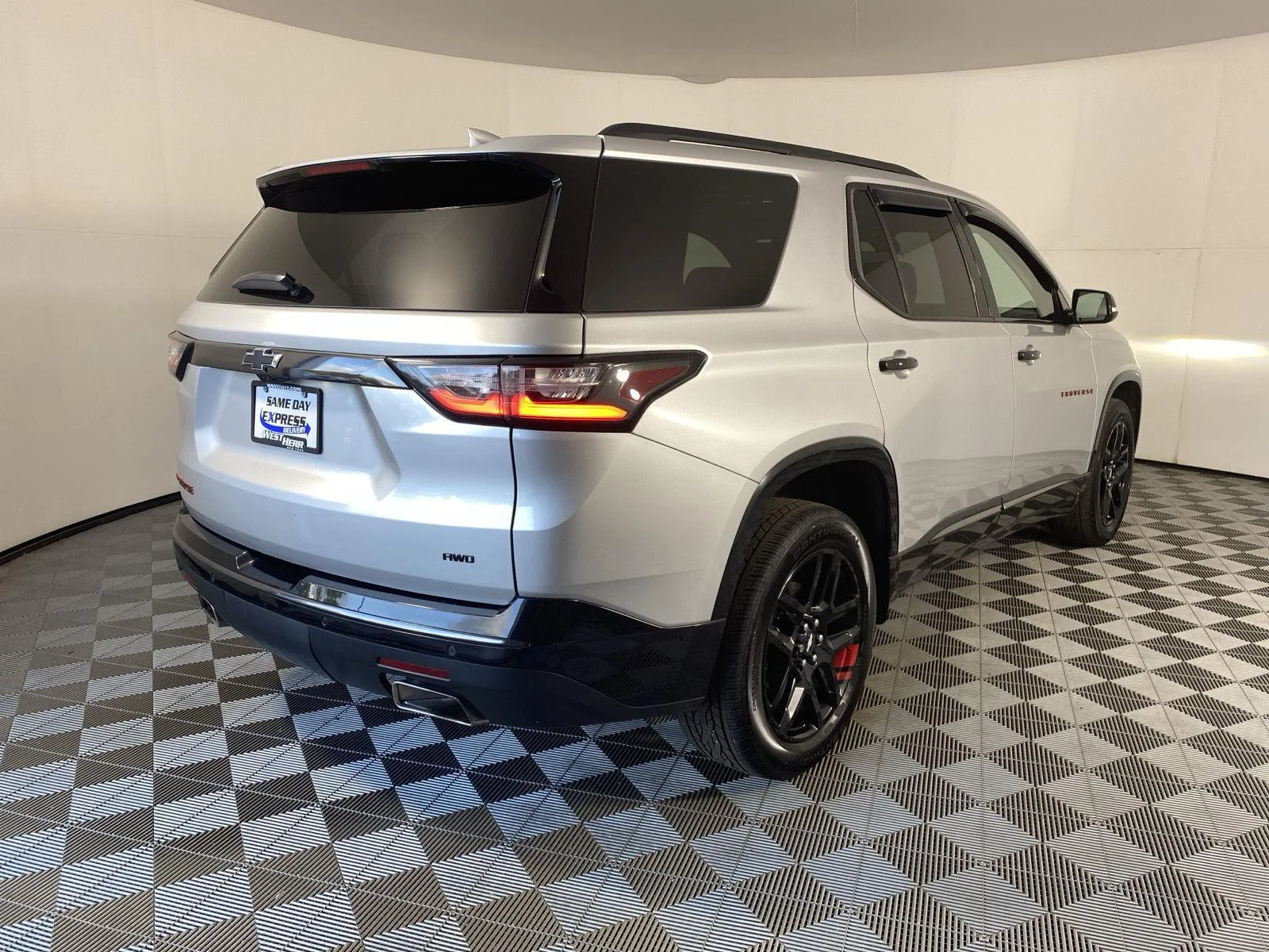 Used 2019 Silver Ice Metallic Chevrolet Premier image 9