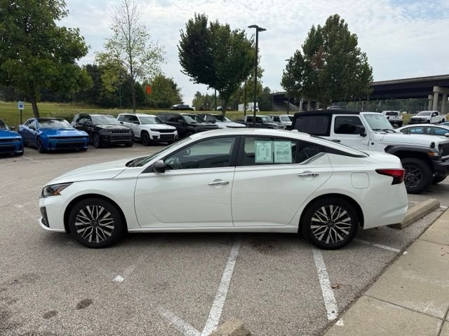Used 2025 White Nissan 2.5 SV image 3