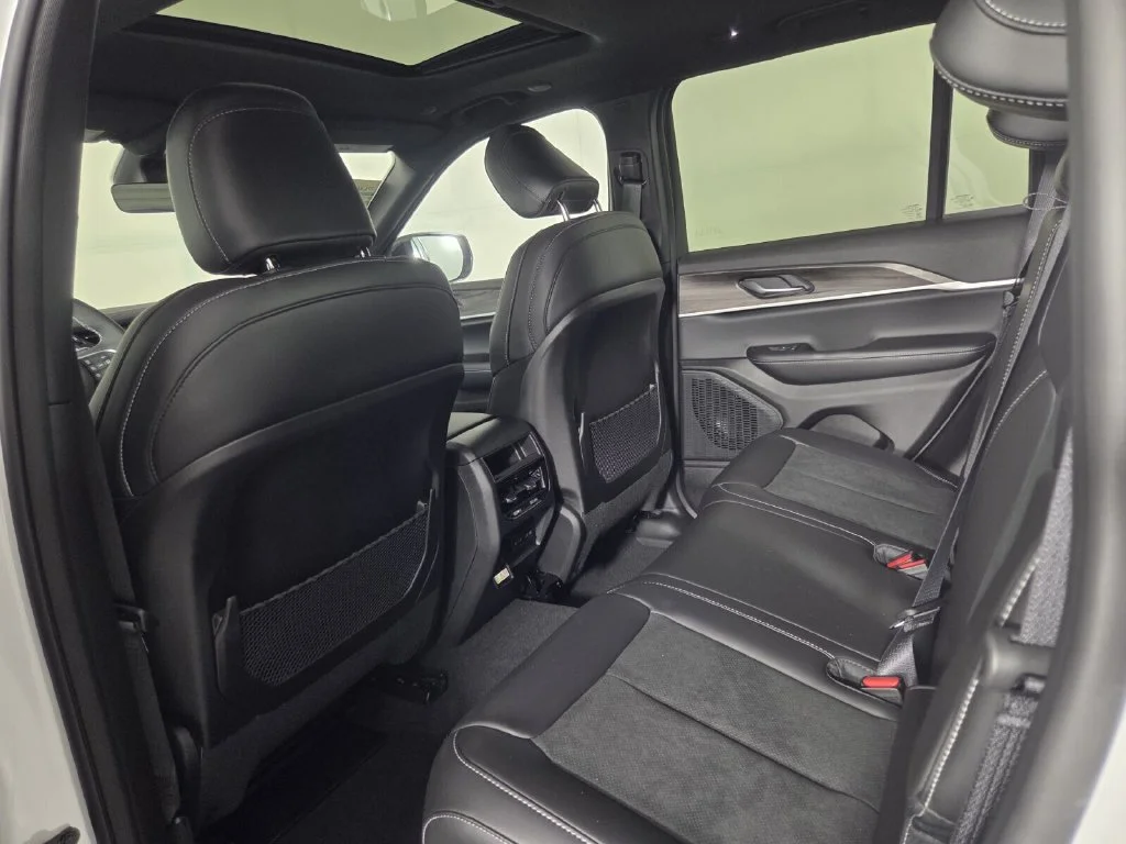 New 2026 Bright White Clear-Coat Exterior Paint Jeep Laredo Altitude image 18