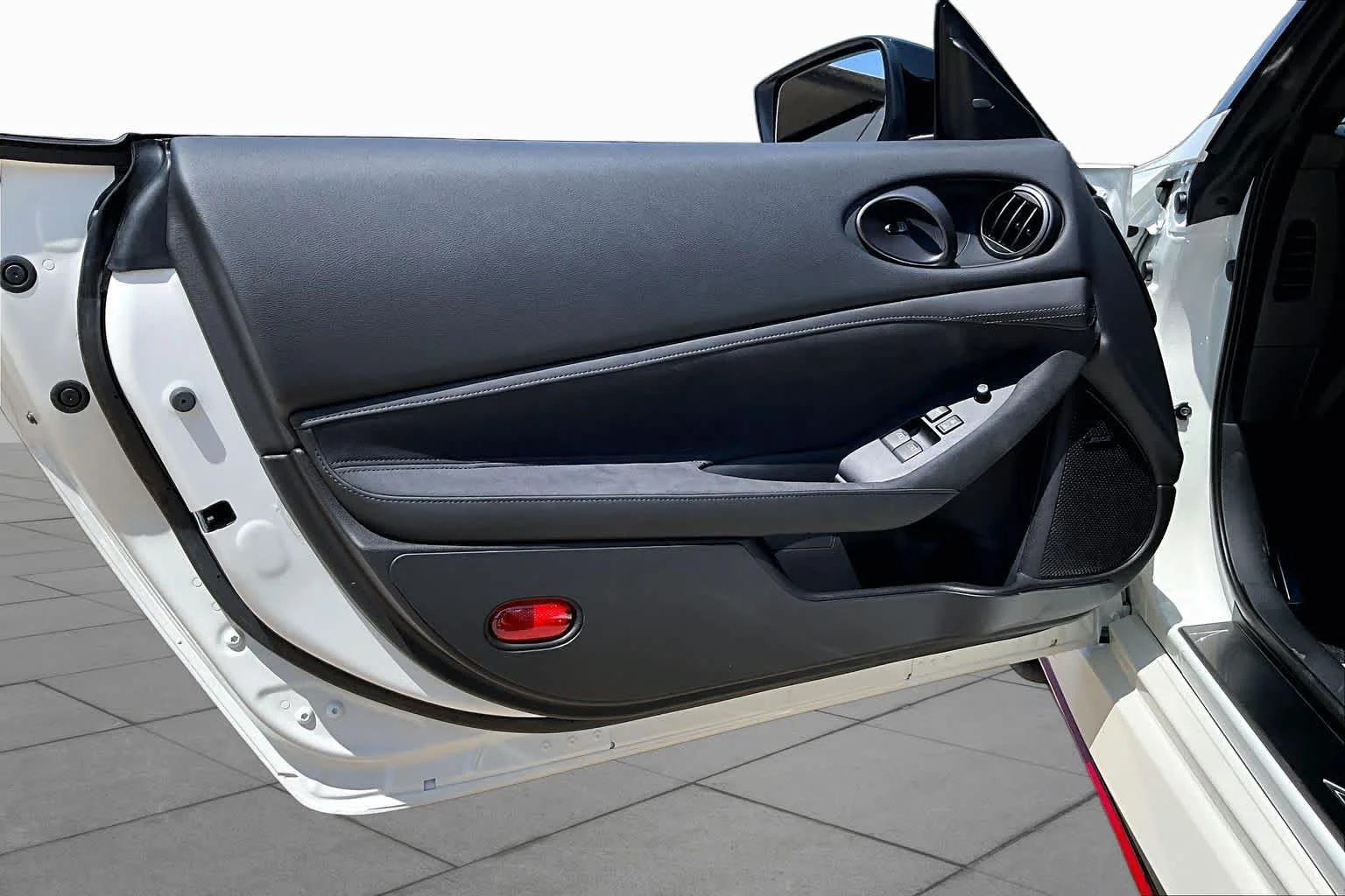 New 2027 Pearl White TriCoat / Super Black Two-tone Nissan NISMO image 10
