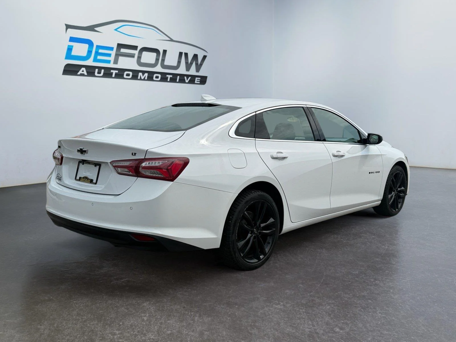 Used 2024 Summit White Chevrolet 1LT image 3