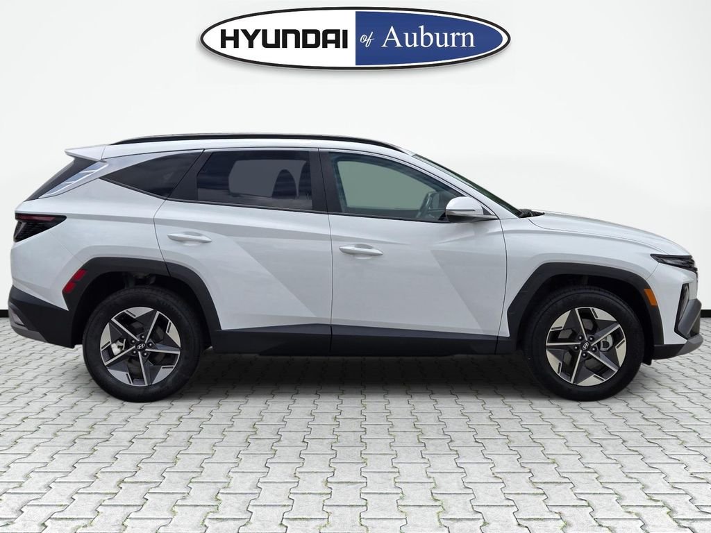 Used 2025 White Hyundai SEL Convenience image 4