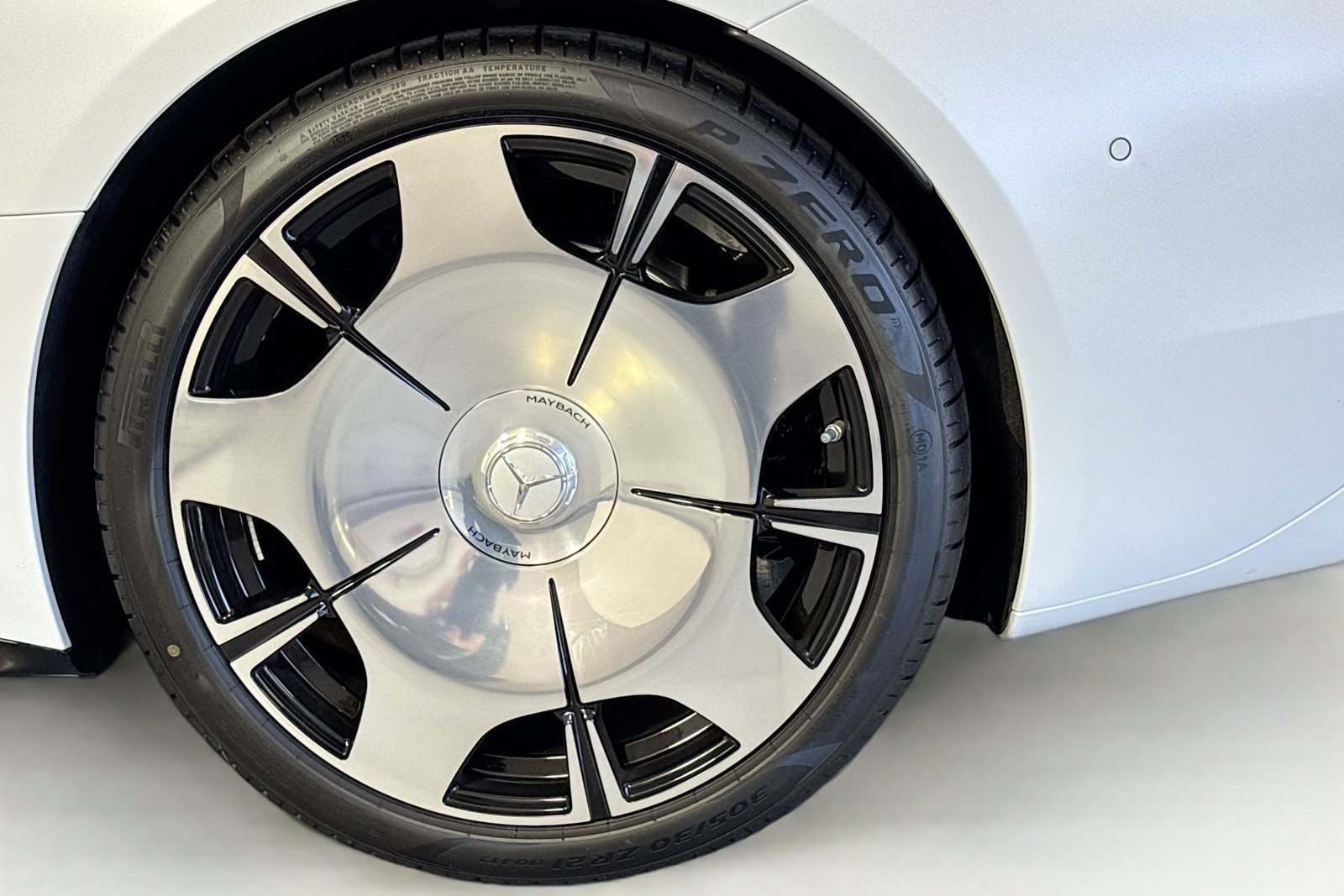New 2026 Manufaktur Moonlight White Magno Mercedes-Benz Maybach SL 680 Monogram Series image 25