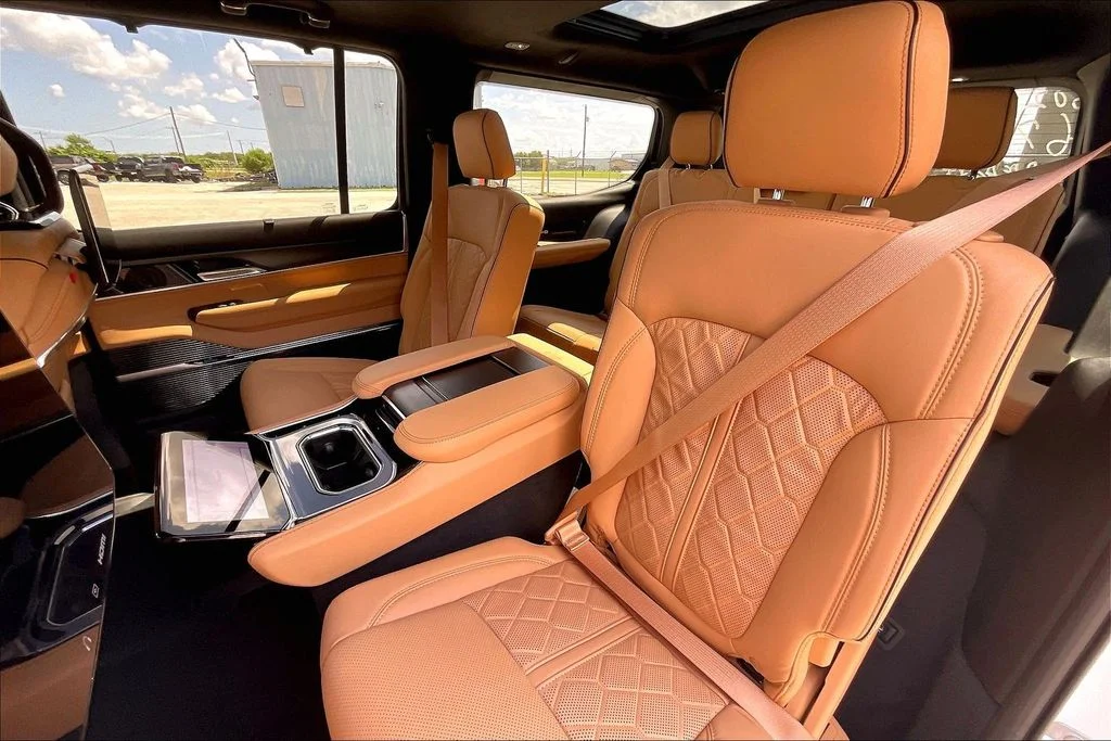 New 2026 Bright White Clear-Coat Exterior Paint Jeep Summit Reserve image 22