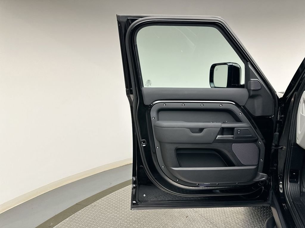 Used 2020 Santorini Black Metallic Land Rover S image 21