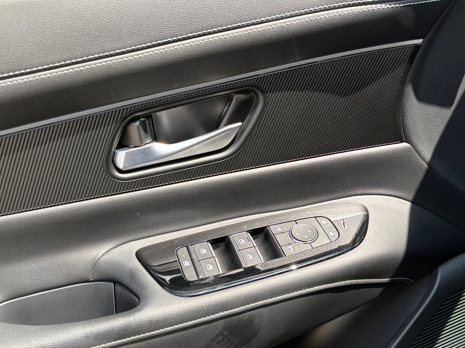 Used 2025 Gun Metallic Nissan SV image 17