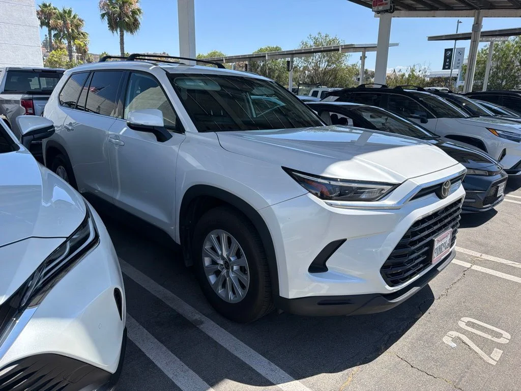 Used 2026 White Toyota XLE image 6