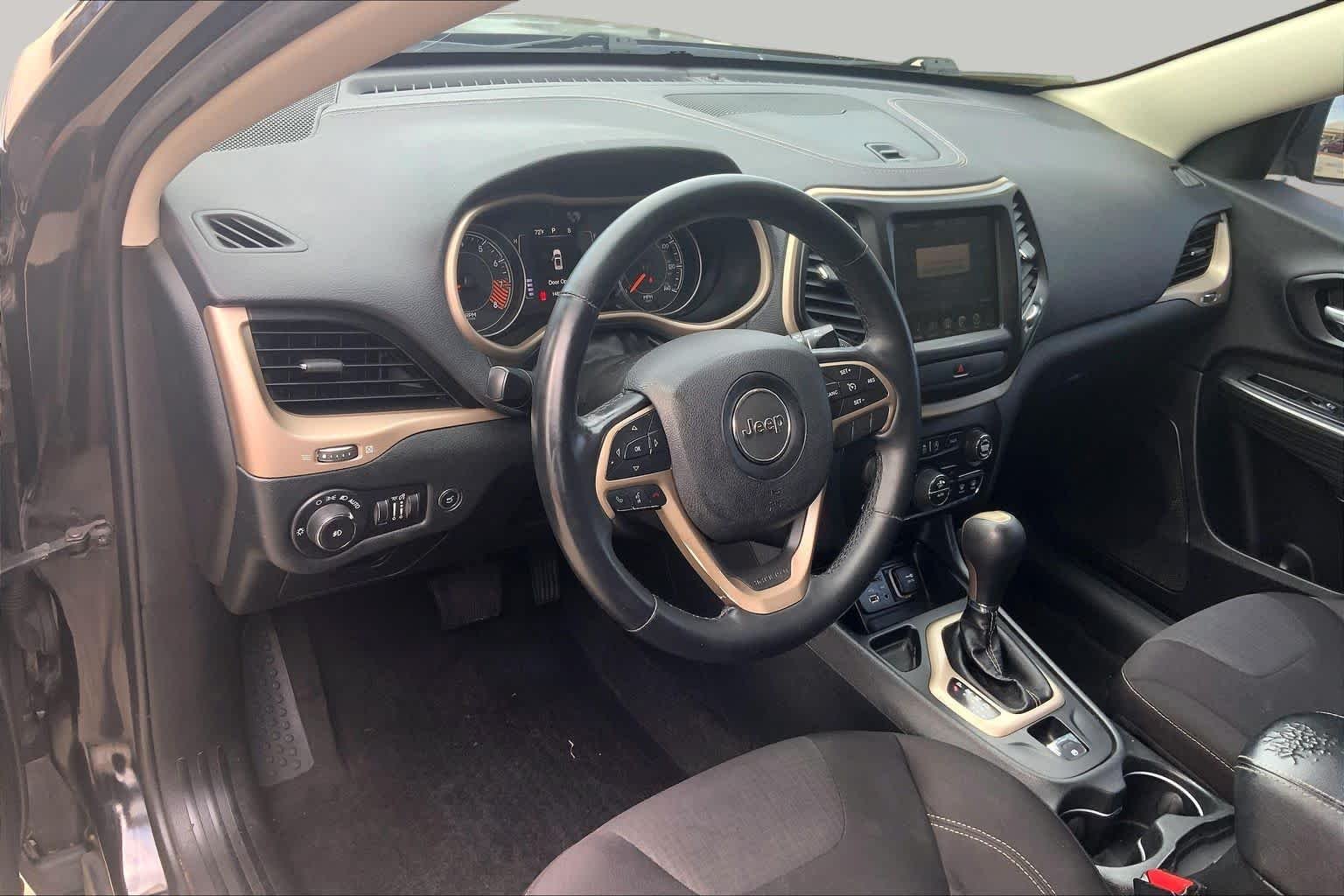 Used 2015 Brilliant Black Crystal Pearlcoat Jeep Latitude image 18