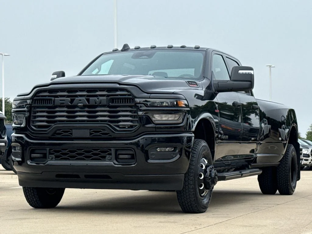 New 2026 Diamond Black Crystal Pearl-Coat Exterior Paint RAM Big Horn image 3