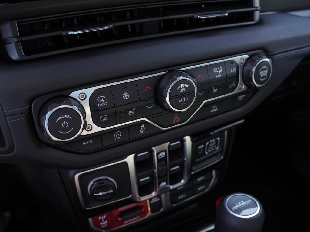 New 2026 Granite Crystal Metallic Clear-Coat Exterior Paint Jeep Mojave image 14