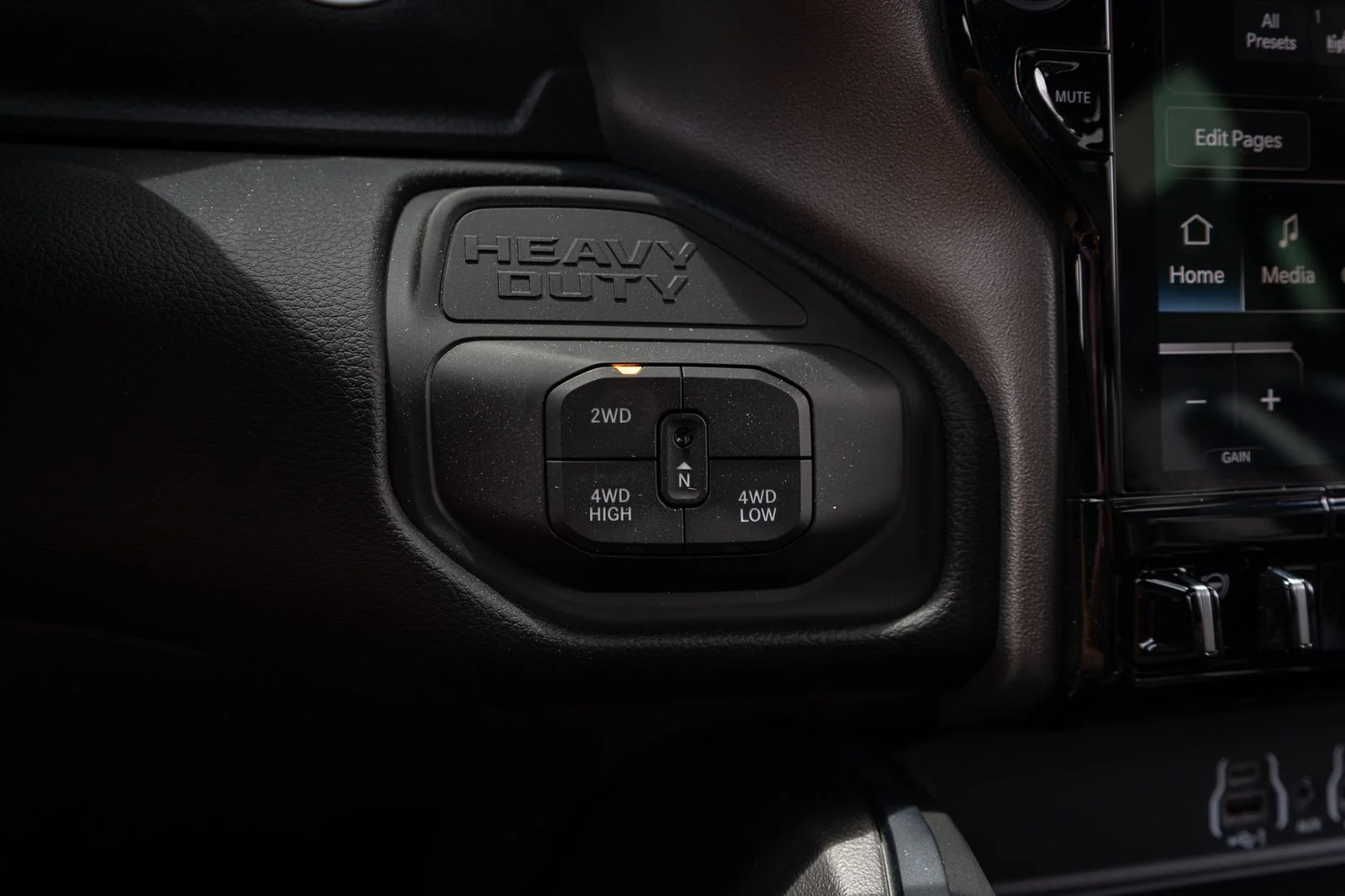 New 2026 Diamond Black Crystal Pearl-Coat Exterior Paint RAM Laramie image 46