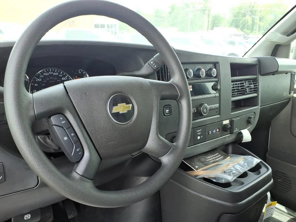 New 2025 Summit White Chevrolet 1WT image 4