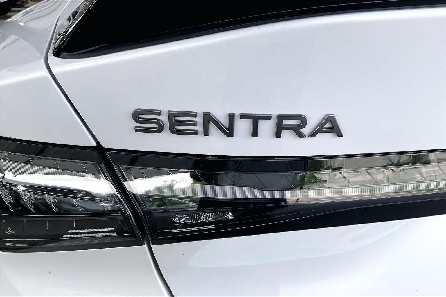 New 2026 Aspen White Tricoat/Super Black Nissan SR image 8