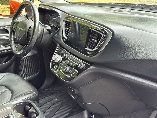 Used 2018 Copper Pearlcoat Chrysler Touring L image 30
