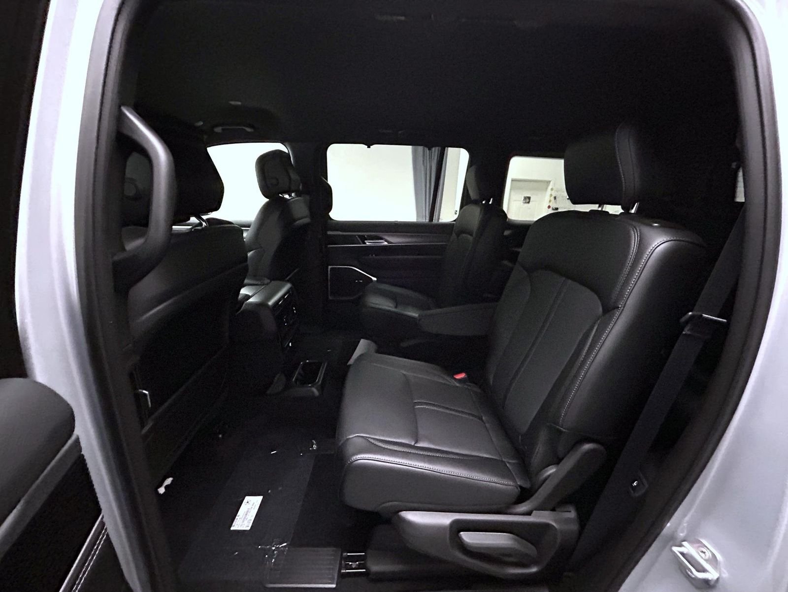 New 2026 Silver-Zynith Exterior Paint Jeep Limited Altitude image 20