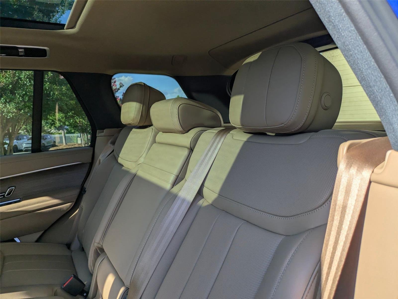 New 2026 Velocity Blue Land Rover SE image 28