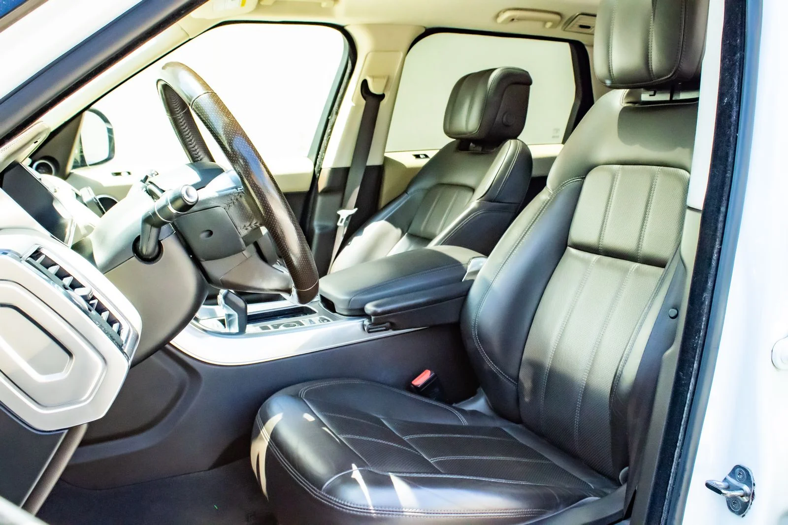 Used 2019 White Land Rover HSE image 11