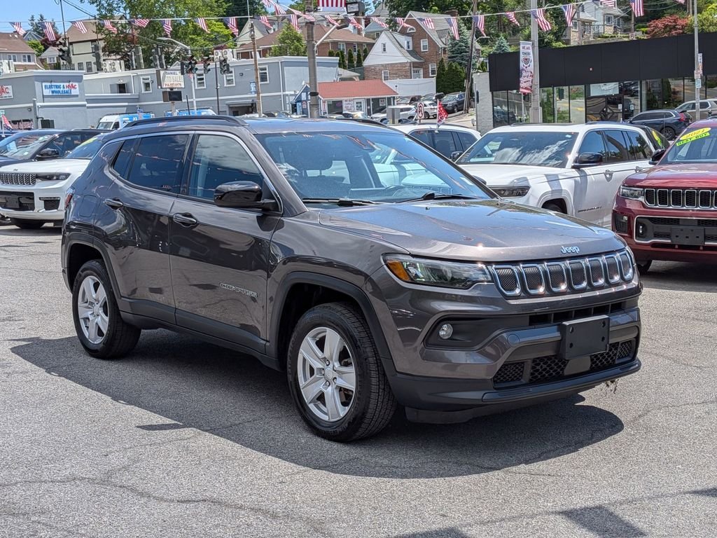 Certified Used 2022 Gray Jeep Latitude image 4