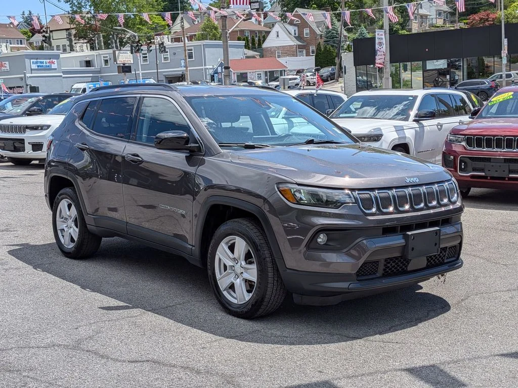 Used 2022 Gray Jeep Latitude image 4