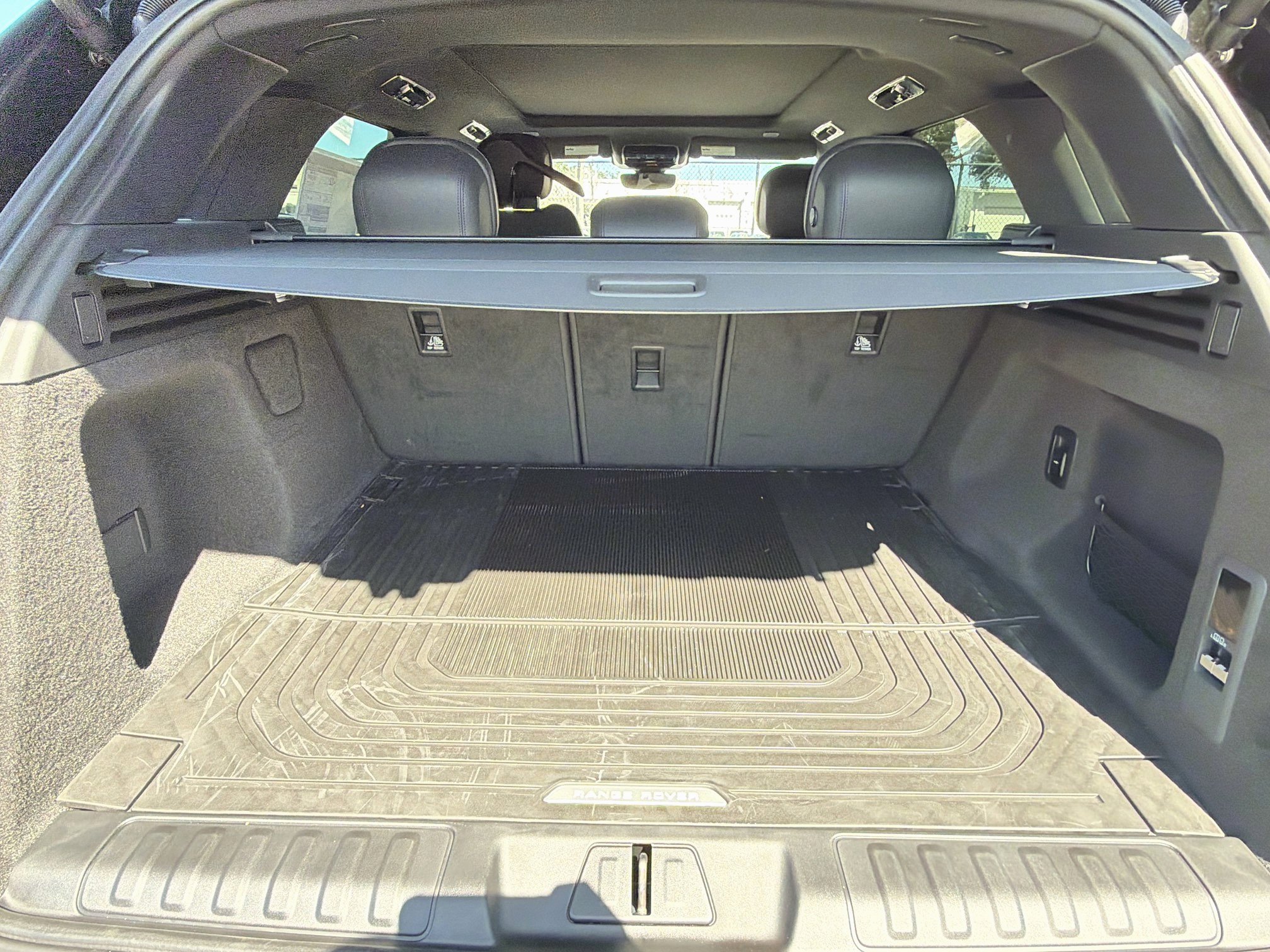 New 2027 Santorini Black Land Rover SE image 12
