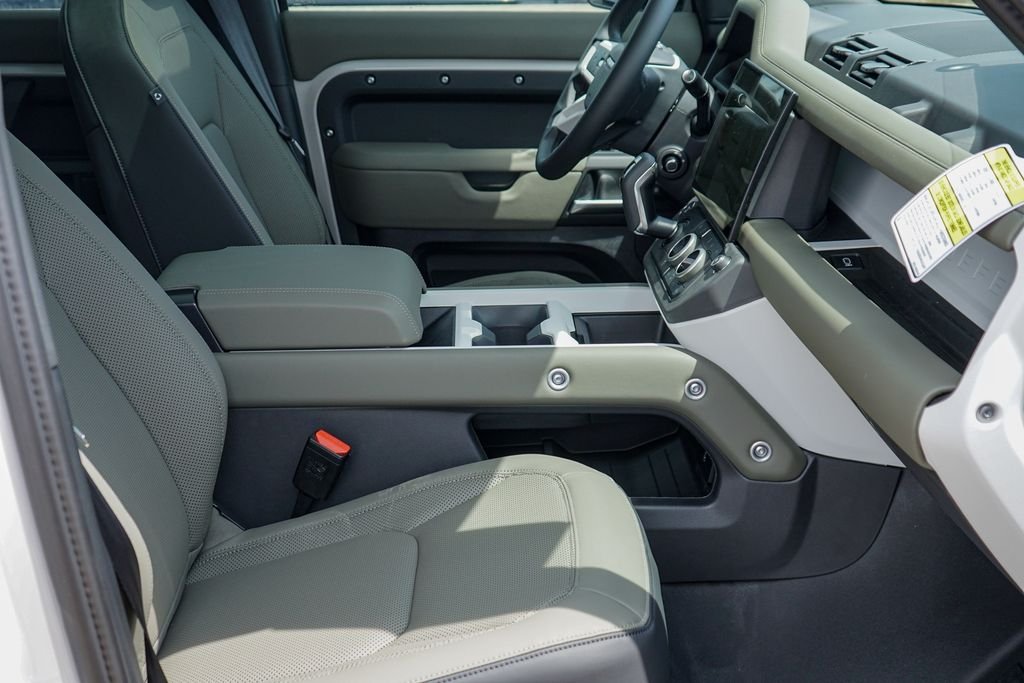 New 2026 Borasco Grey Metallic Land Rover S image 30