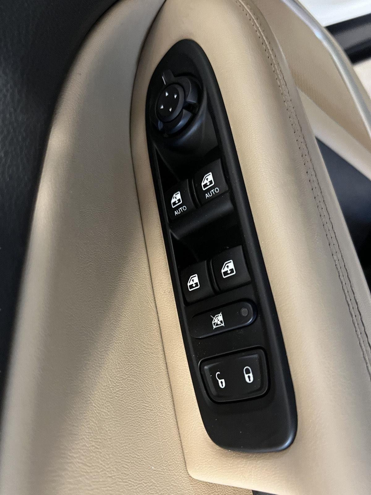 Used 2018 White Clearcoat Jeep Sport image 15