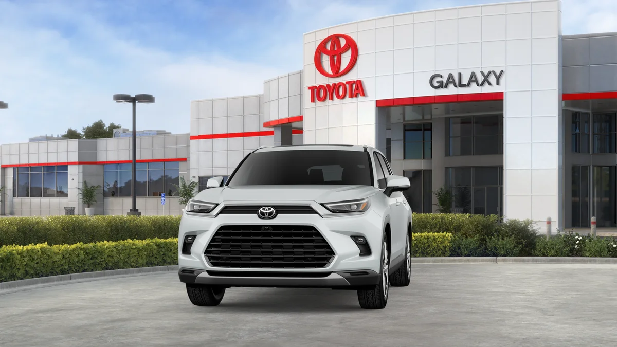 New 2026 Wind Chill Pearl Toyota Platinum image 18